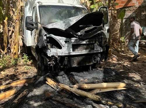 Fogos soltos em comemoração à pavimentação causa incêndio em carro