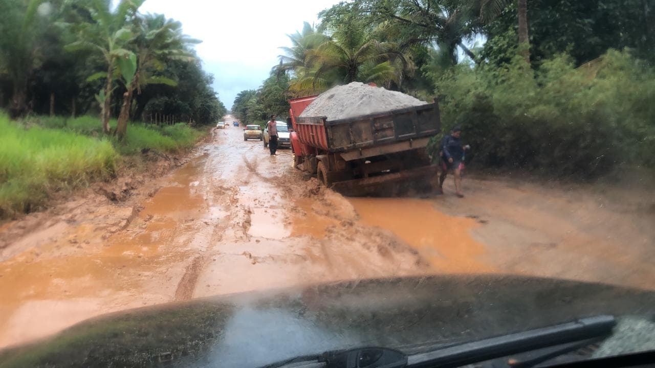 Abandonada pelo DNIT, BR 030 em Maraú está tomada por lama e buracos após chuvas.