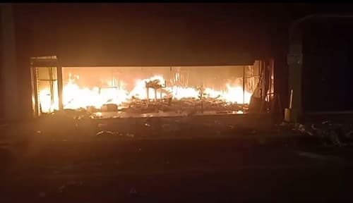 Incêndio destrói loja de confecções no centro de Ubaitaba