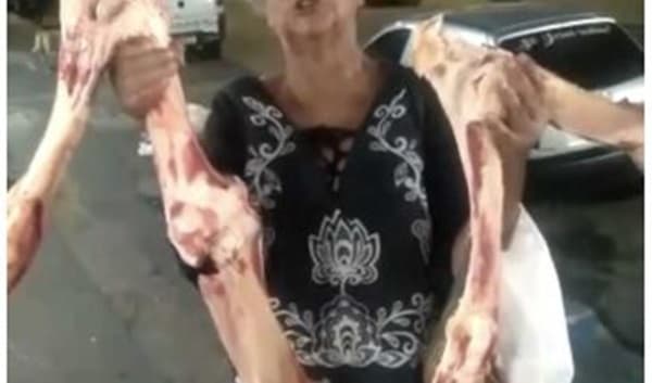Moradora xinga presidente e pede a volta de Lula ao juntar ossos para levar para casa; assista o vídeo