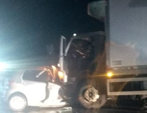 Colisão entre carro e caminhão deixa dois mortos na BR-330, em Jequié