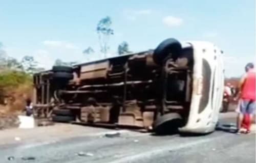 Uma pessoa morre e 12 ficam feridas após ônibus tombar na BR-110