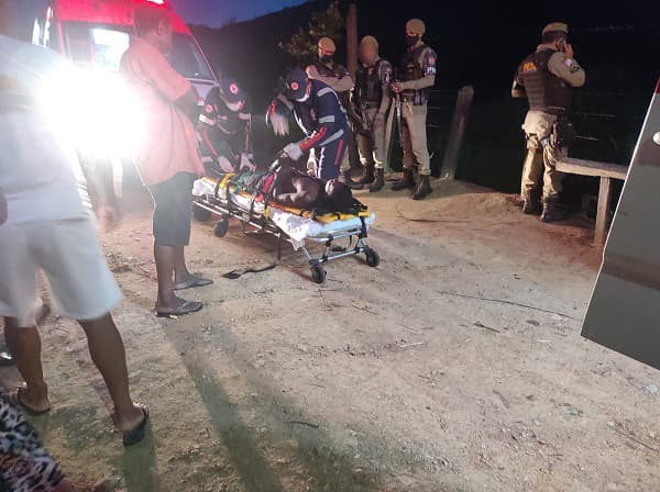 Ipiaú: Adolescente morre e irmão é baleado após criminosos invadirem casas próximo ao cemitério