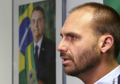 Eduardo Bolsonaro se disponibiliza a se sacrificar por Candidatura à Presidência em 2026