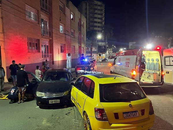 Casal e dois filhos ficam feridos após batida de carros no centro de Ipiaú