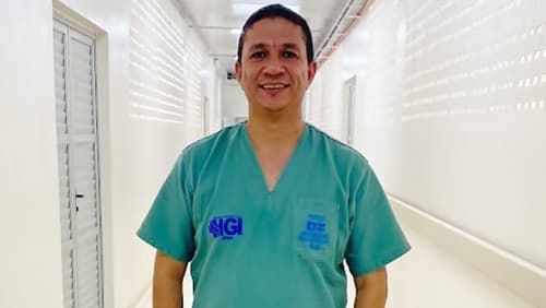Ibirataia: Igor, Técnico em Enfermagem, recebe reconhecimento "Profissional Destaque do Mês" no Hospital Geral de Ipiaú