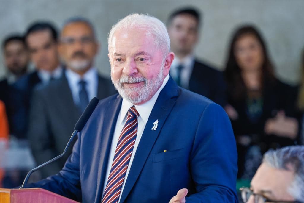Lula anuncia prioridades para investimentos e volta a criticar juros altos
