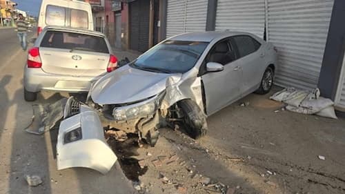 Motorista perde controle de veículo e colide em loja na Avenida Lauro de Freitas