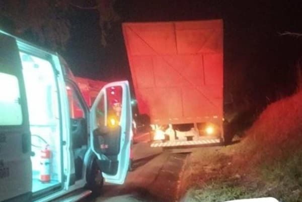Tragédia na BR-060: Mulher de 20 anos perde a vida ao pular de caminhão em movimento com criança nos braços