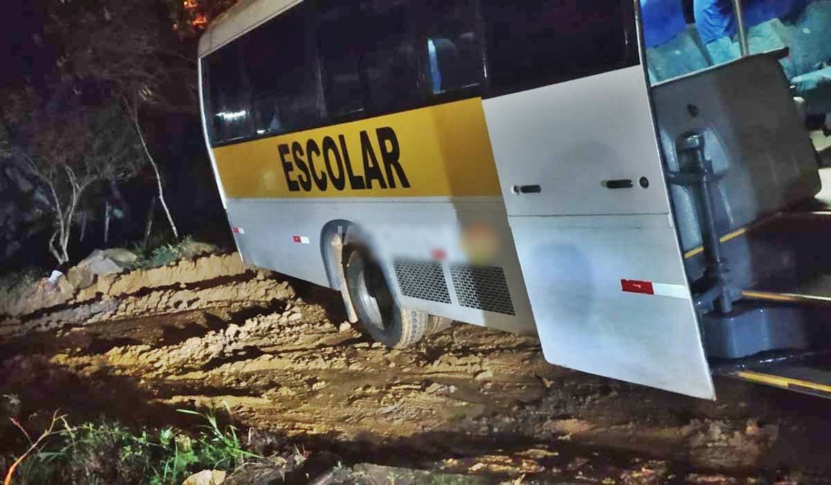 Acidente com ônibus deixa alunos sem aula em Jacobina, condições "horríveis" da estrada