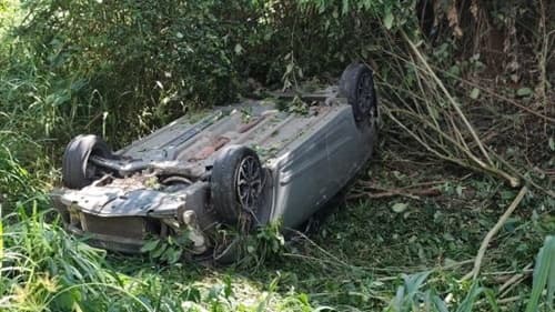 Motorista capota carro na “Curva da Garganta” entre Ibirataia e Ipiaú nesta segunda (23)