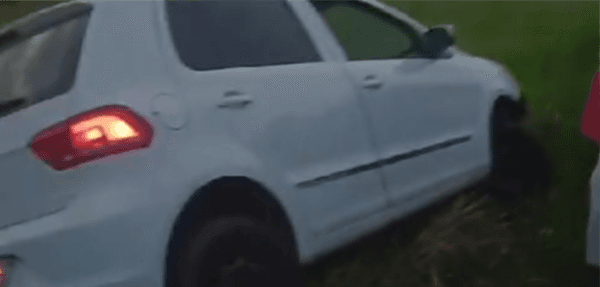 Ibirataia: Motorista desvia de cachorro e carro quase tomba em barranco às margens da BA-120