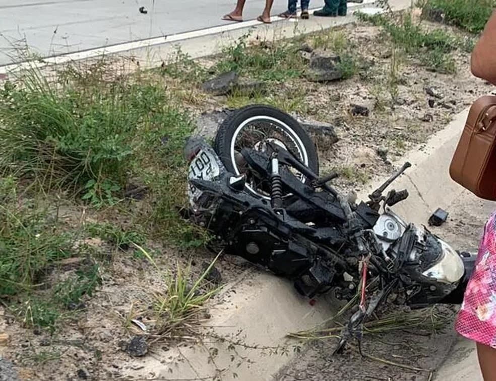 Casal e filha morrem após batida entre motocicleta e carro na BR-101