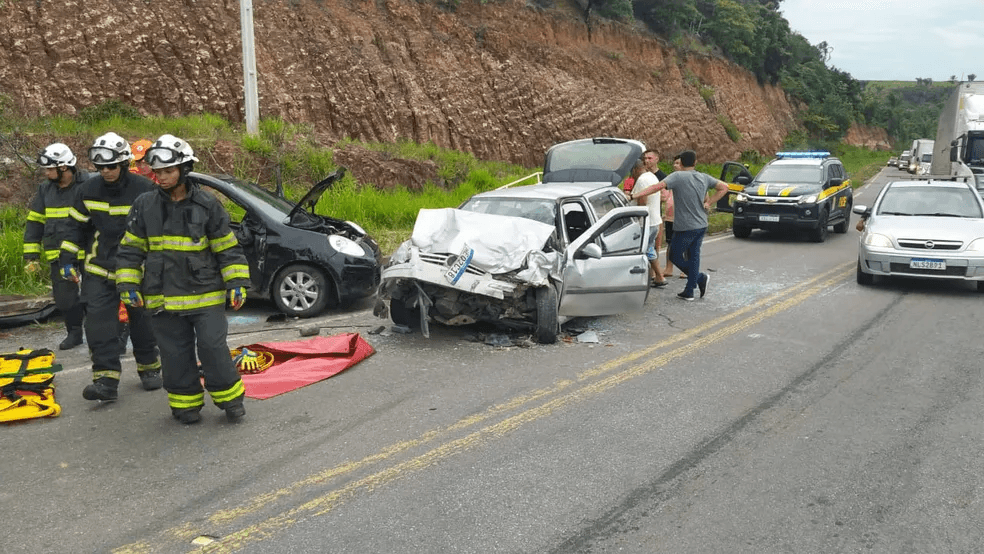 Batida entre carros termina com duas pessoas mortas e três feridas na BR 101