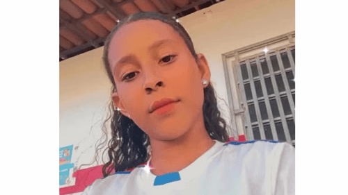Adolescente de 12 anos morre após colocar cabeça para fora de ônibus e bater em poste na Bahia