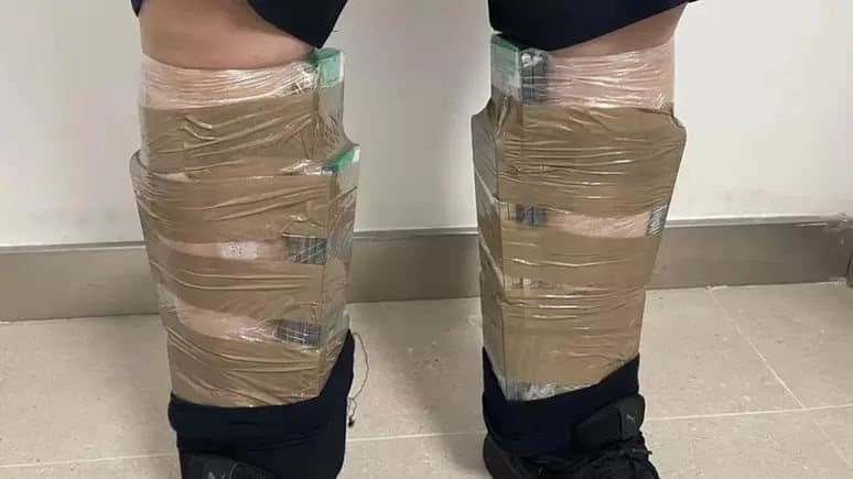 Homem é detido ao tentar entrar na China com 68 iPhones colados aos corpo