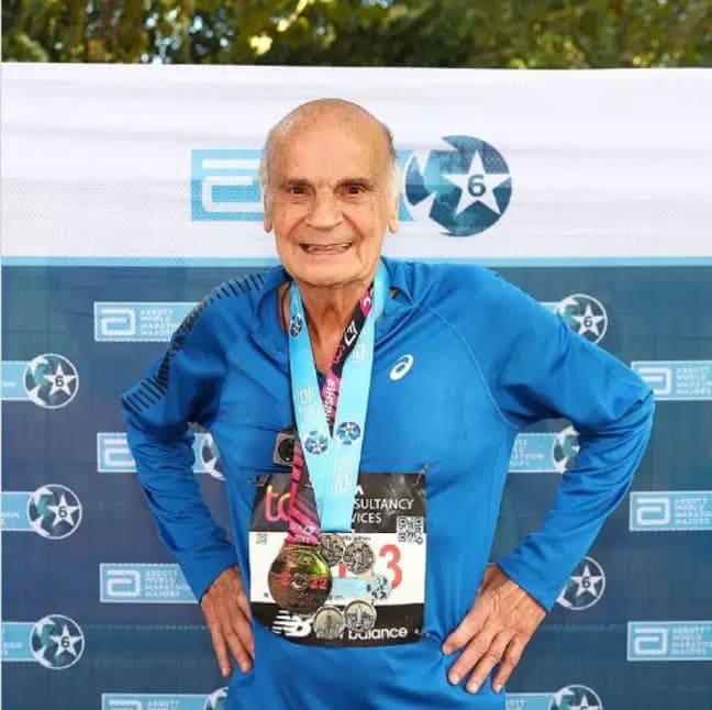 Após terminar maratona em Londres, Drauzio Varella recebe medalha especial