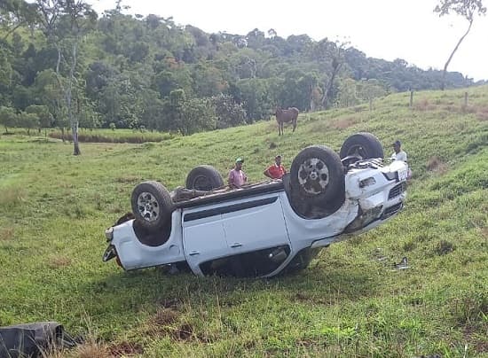 Caminhonete sai da pista e capota em trecho da BR-330 entre Ipiaú e Jitaúna