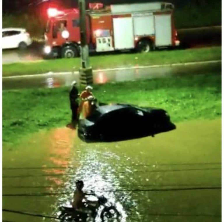 CONQUISTA: Com temporal, carro cai em buraco na Avenida Brumado