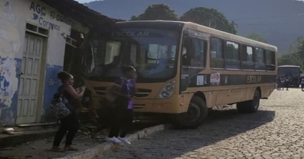 Acidente com Ônibus Escolar quase termina em tragédia no distrito de Florestal.