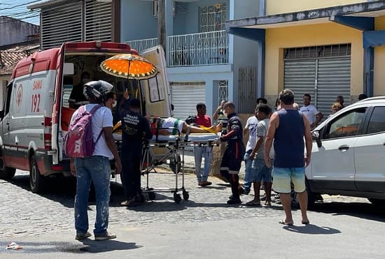 Mulher fica ferida após colisão entre moto e carro no centro de Ipiaú