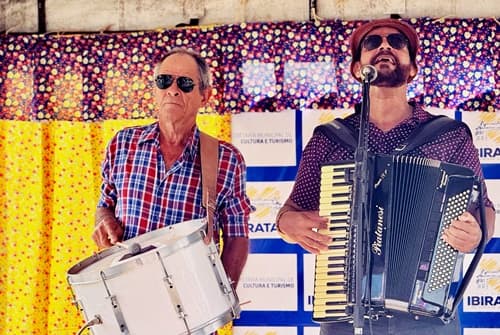 Ibirataia: São João Raiz 2025 tem início animado com Trio Nordestino na feira livre
