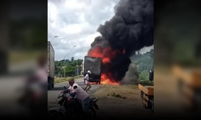 Bahia: Caminhão com encomendas do Mercado Livre fica totalmente destruído ao pegar fogo