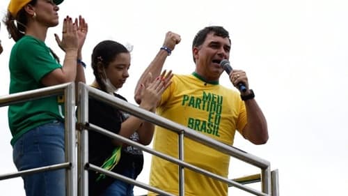 Flávio Bolsonaro pede identificação após ovos serem arremessados contra carreata em Goiânia
