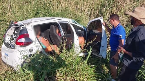 Mobi com seis mulheres capota na BA-650, entre Itagibá e Dário Meira