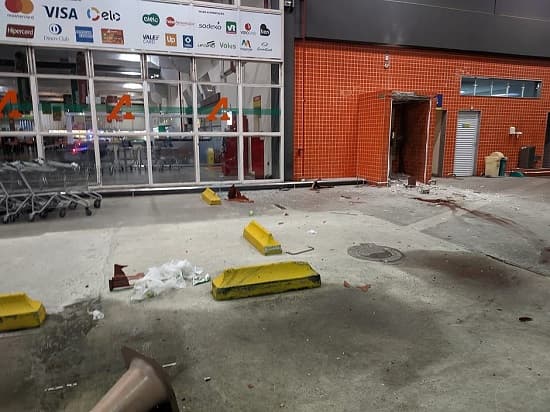 Homem morre ao tentar explodir cofre de mercado em Salvador