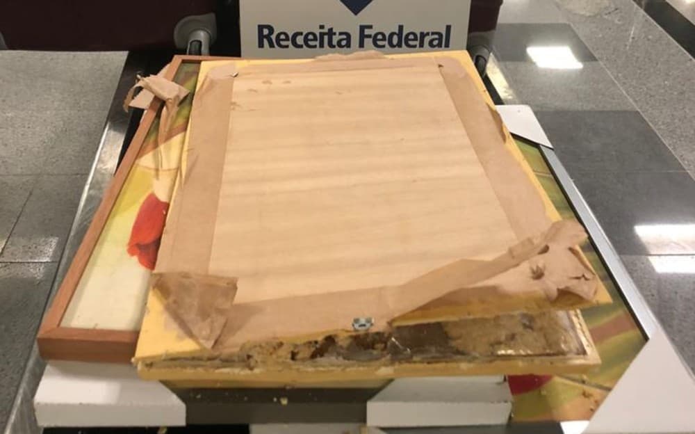 Mulher é presa com cocaína escondida em quadros decorativos no aeroporto de Salvador