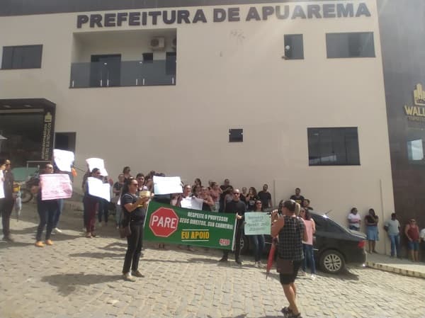 Apuarema: Ainda sem receber salário, professores fazem nova paralisação e protesto