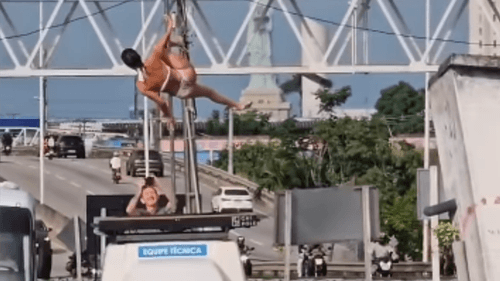 Pole dance causa lentidão no trânsito e chama atenção de motoristas