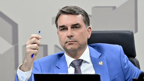Flávio Bolsonaro rejeita intervenção dos EUA no Brasil e defende cooperação contra o crime