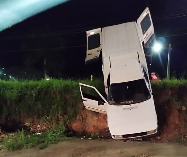 Veículo cai em barranco às margens da BR-330, próximo a rodoviária de Ipiaú