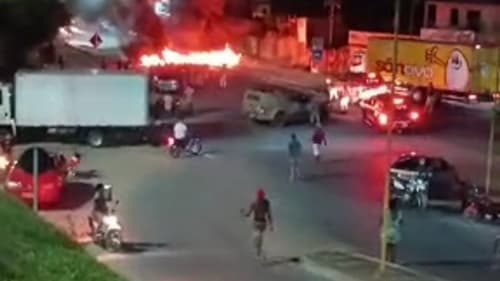 Manifestantes fecham BR-101 em protesto contra homicídios em Itamarati