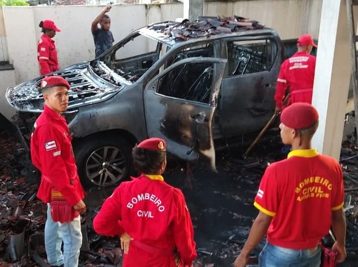 Veículo fica destruído após incêndio em Nova Ibiá