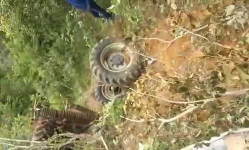 Trator desgovernado desce ribanceira, arranca rodas e operador escapa ileso; assista o vídeo