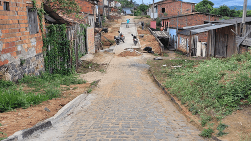 Ibirataia: Equipe de Infraestrutura realiza reparos na Rua Clementino das Virgens