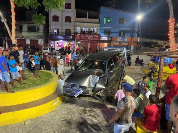 Ubatã: Carro invade praça em alta velocidade e deixa três pessoas feridas
