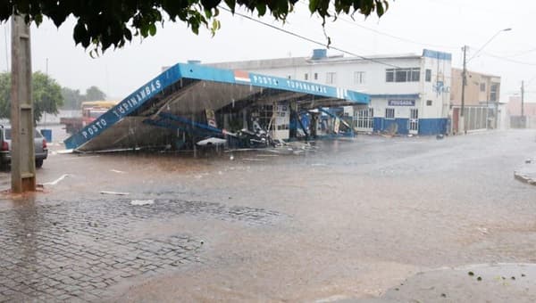 Temporal com granizo causa destruição na Bahia