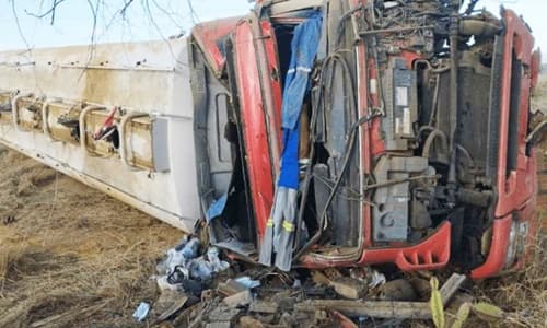 Motorista morre após caminhão-tanque capotar na BR-324