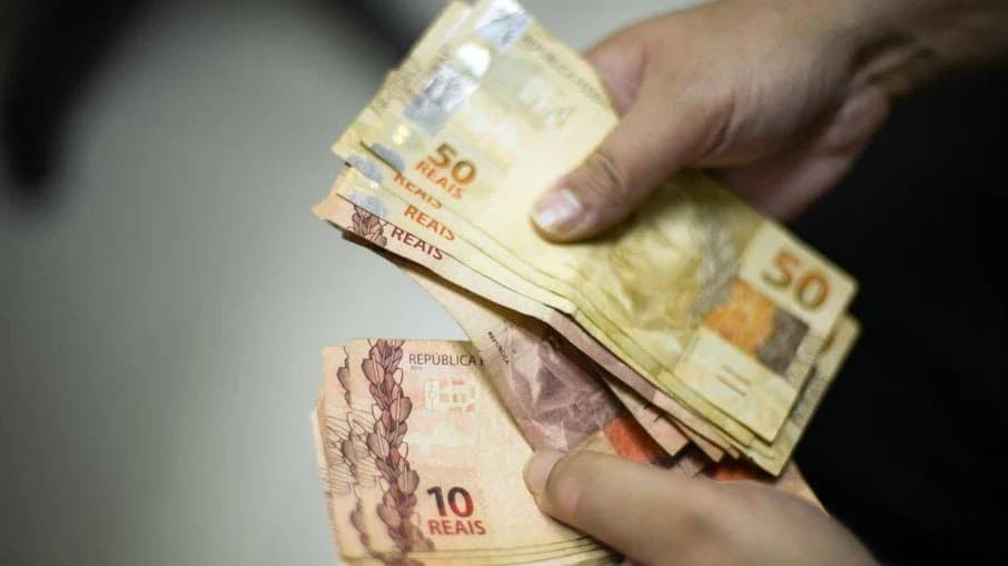 Salário mínimo deve ter aumento real ainda maior em 2023; entenda