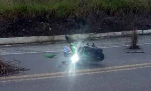 Jovem morre após perder controle da moto e bater em caminhão na BR-101