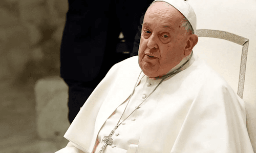 Vaticano afirma que Papa está estável e com ligeiras melhoras