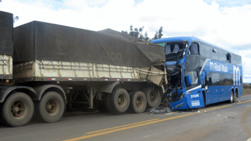Colisão entre ônibus e carreta deixa feridos na Bahia