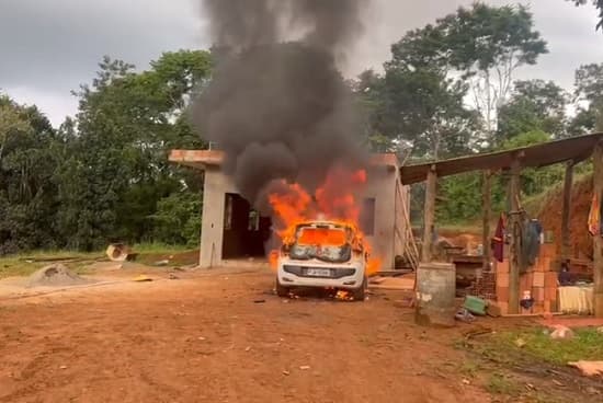 Ibirataia: Criminosos atiram em homem e tocam fogo no carro da vítima