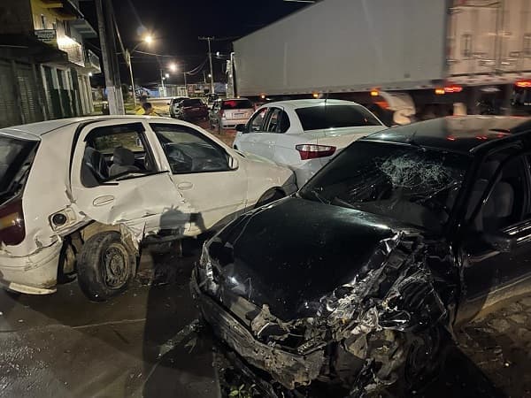 Carro em alta velocidade causa acidente com outros dois veículos no Centro de Abastecimento de Ipiaú