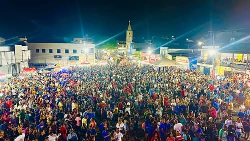 Ibirataia: Evento de comemoração a vitória de Sandro Futuca atrai multidão na praça 7 de Setembro