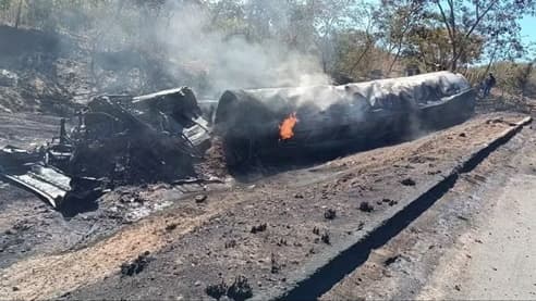 Motorista morre carbonizado após caminhão-tanque tombar e pegar fogo na Bahia